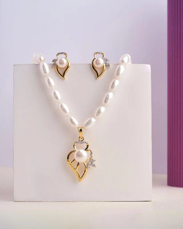 Subtle Minimalism Pearl Necklace Set