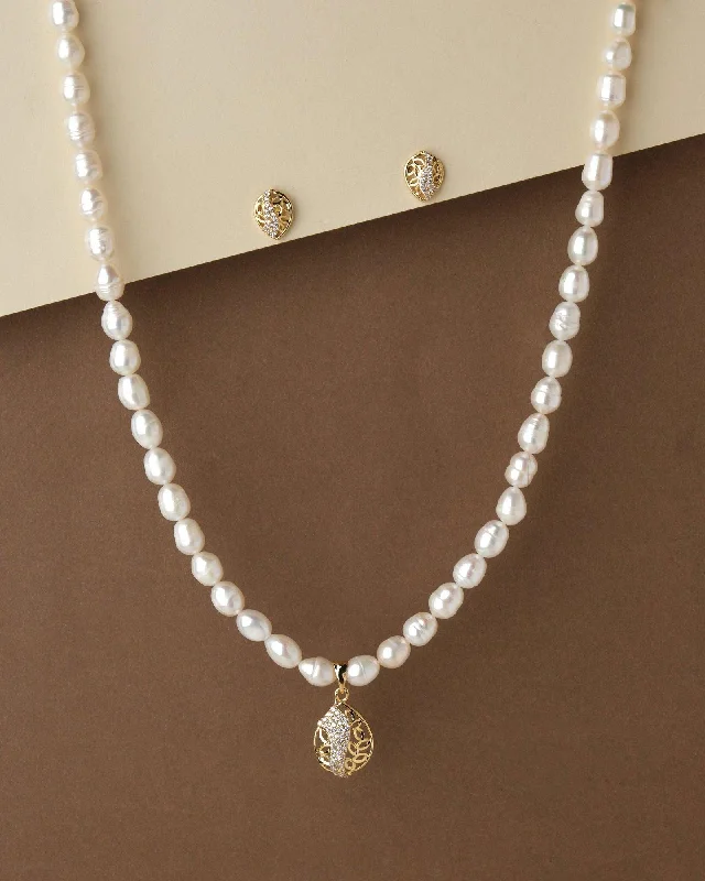 Pretty Pearl Necklace Set