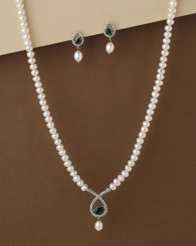 Lyrical Tear Drop Pearl Necklace Set