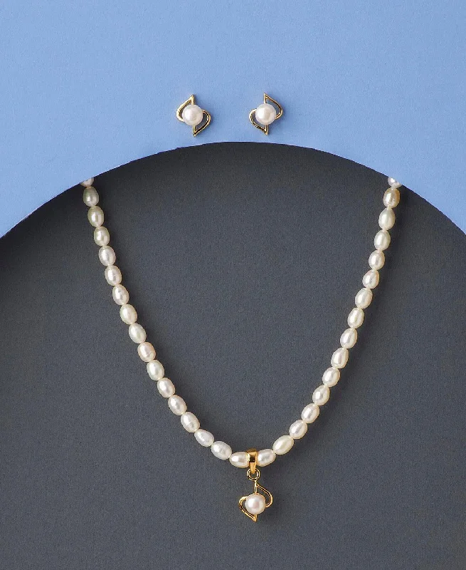 Pretty Pearl Necklace Set