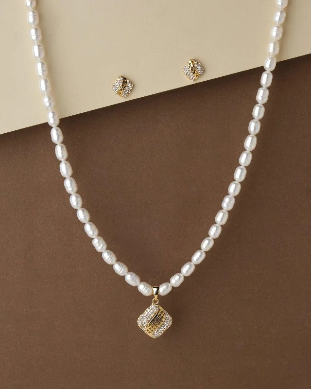 Pretty Pearl Necklace Set