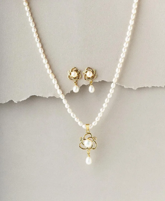 Floral Pearl Necklace Set